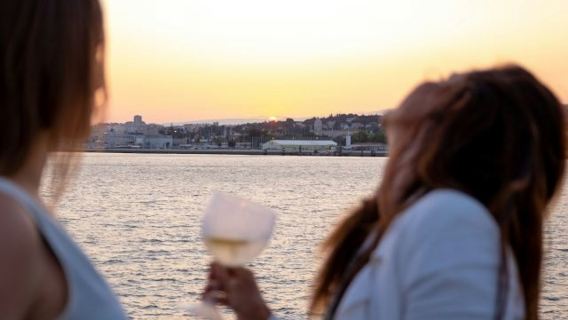 ลิสบอน: ล่องเรือชมพระอาทิตย์ตกแม่น้ำทากัส พร้อมเครื่องดื่มและของว่าง