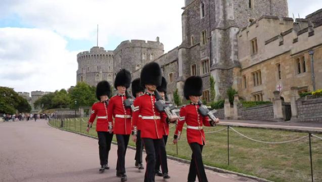 Lawatan sehari VIP pakej persendirian dengan sewaan peribadi: London - Oxford - Stonehenge - Windsor (laluan klasik)