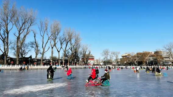 Beijing Shichahai Ice Skating Hutong Peking Opera Half-Day Tour (Bilingual Guide, Enjoy Peking Opera and Snacks)