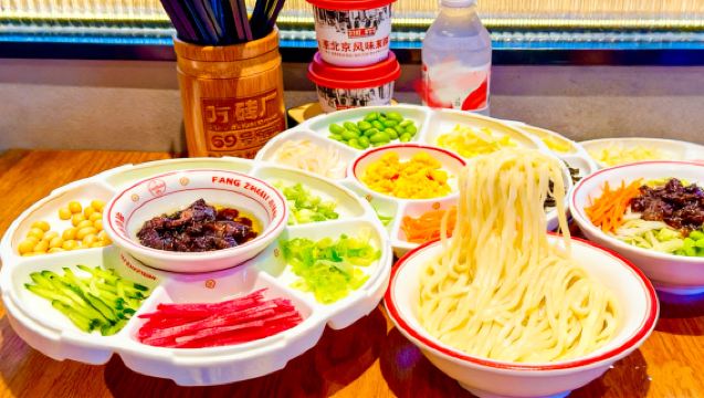 北京ナイトフードアドベンチャー：北京ダック＆伝統麺料理（オプション可）