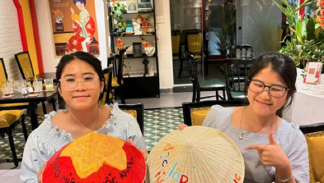 Ho-Chi-Minh-Stadt: Workshop für Malerei auf Kegelhüten