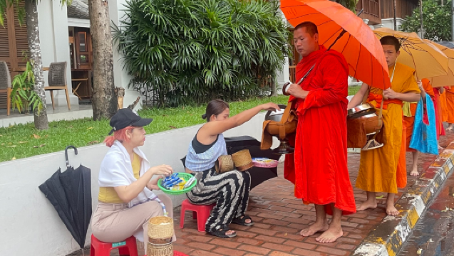 Laos · Luang Prabang | Sabah Sadaka Şehir Turu + Kuang Si Şelalesi (Grup Turu)