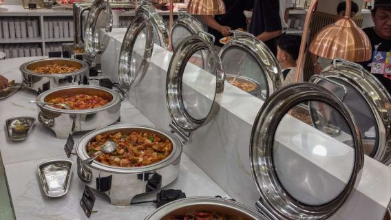 Boracay buffet oriental feast: A Filipino-Chinese culinary experience with diverse dishes and desserts