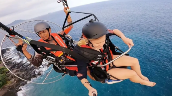 Aventura de Parapente Motorizado em Nusa Penida - Voe Acima de Penhascos e Litorais Espetaculares