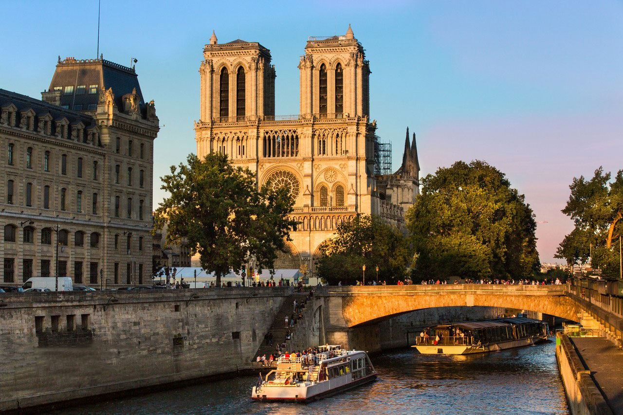 法國巴黎莎士比亞書店巴黎聖母院羅浮宮凱旋門香榭麗舍大街一日遊