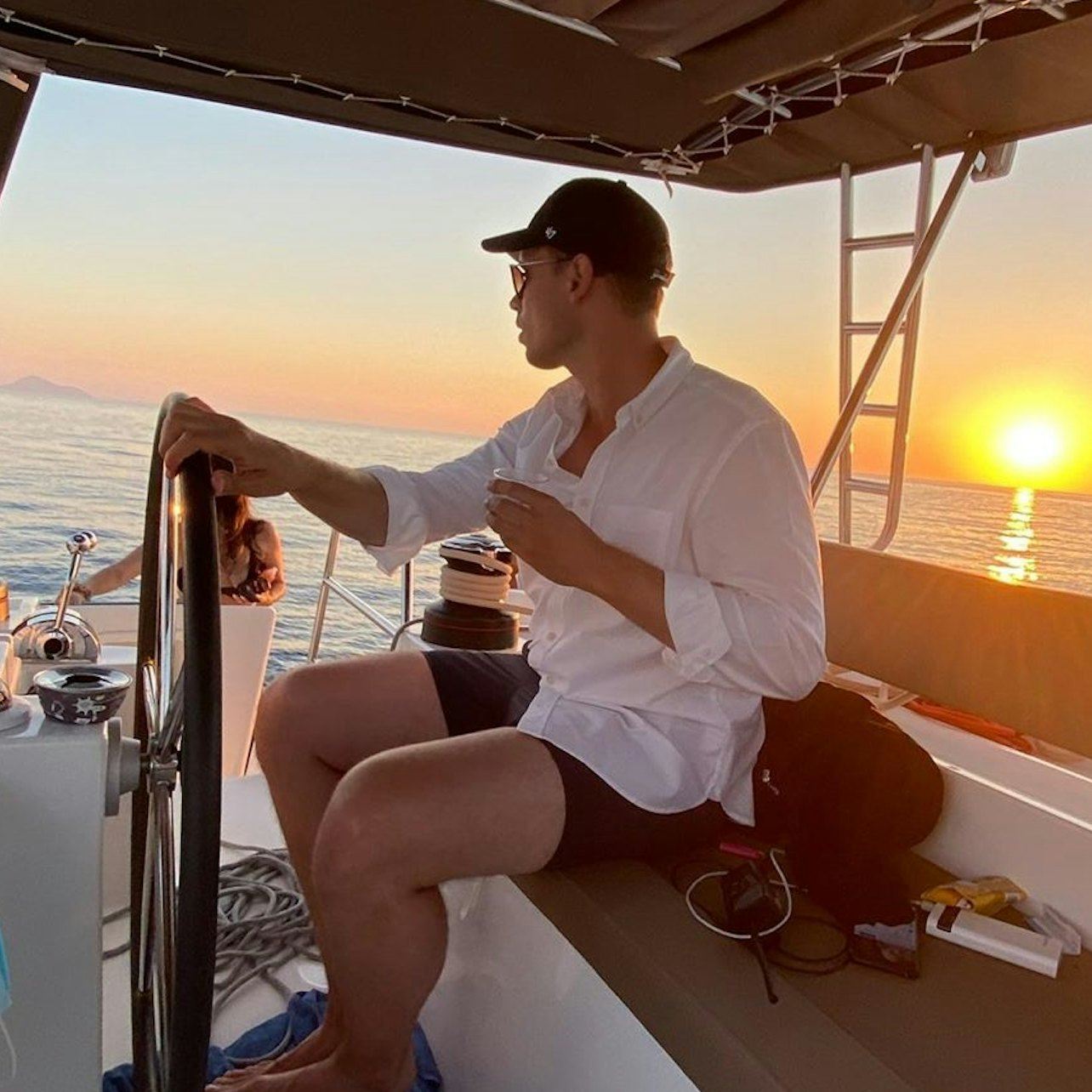 サントリーニ島：豪華カタマランクルーズ + BBQ + オープンバー + 送迎