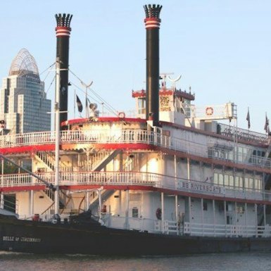 Makan Malam Kapten di Kapal Pesiar