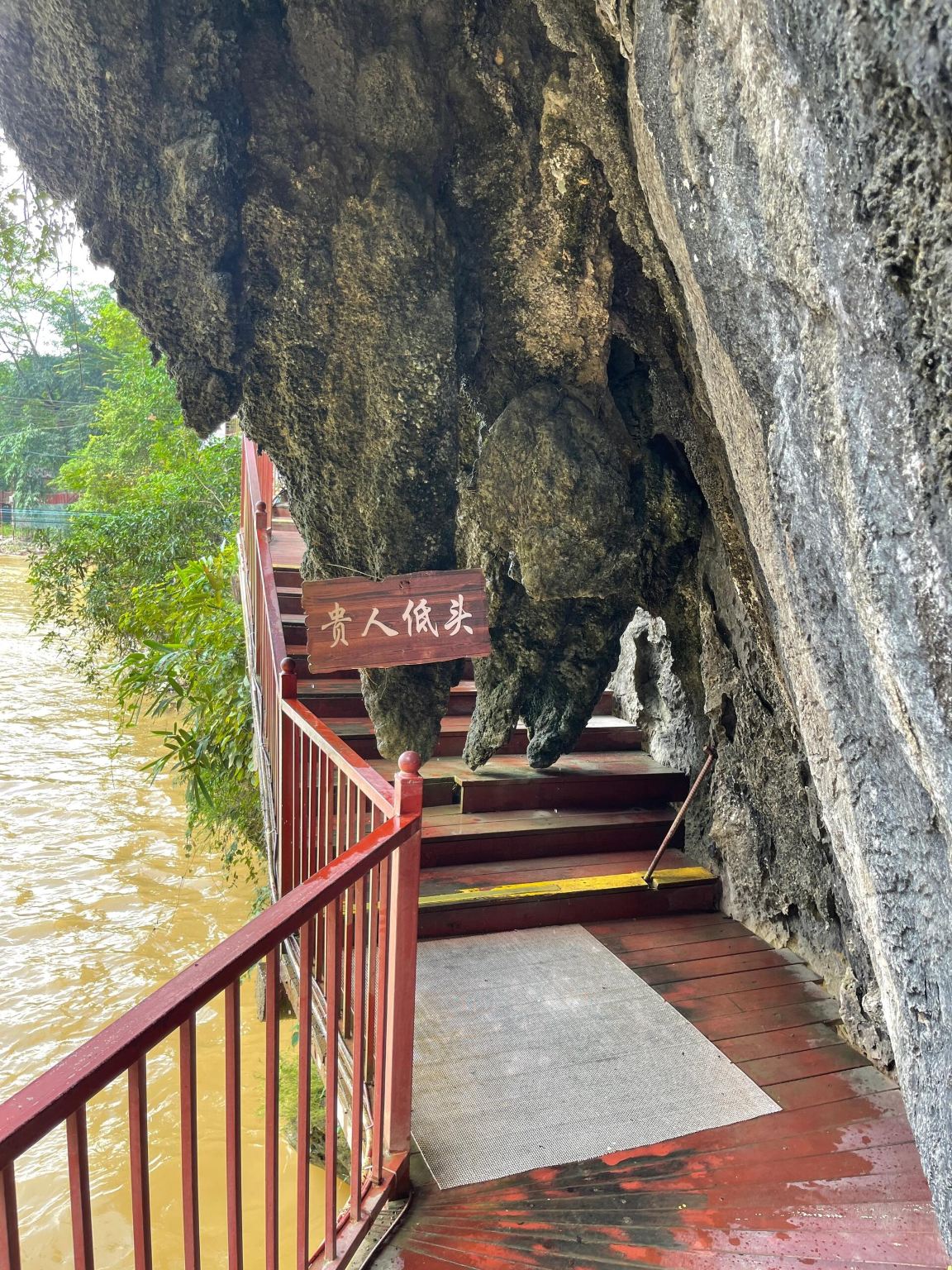 Dongguan round-trip 1-day tour to Qingyuan Yingxi Peak Forest Corridor, Dongtian Xianjing, and Fenglin Town with English service available