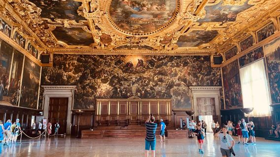 Schlendern Sie bei einer Führung durch die Säle des Dogenpalastes in Venedig