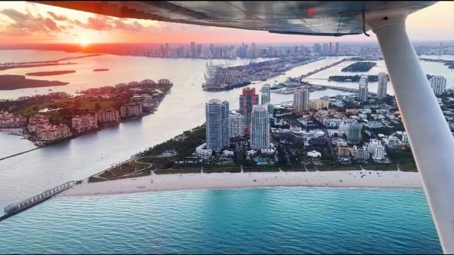 Miami: Romantic 1-Hour Private Flight Tour with Champagne