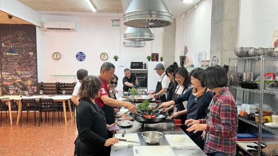 Valencia: Lokakarya Paella Terpandu di Malam Hari, Tapas, dan Minuman