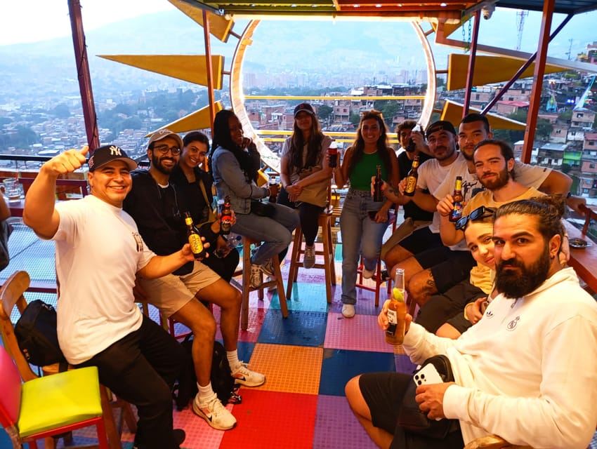 Medellín: Comuna 13 Graffiti Tour w/Street Food & Cable Car