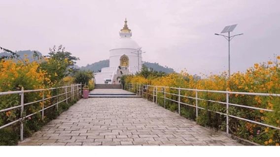 Excursión privada de un día a la colina de la pagoda, las cascadas y la cueva en Pokhara