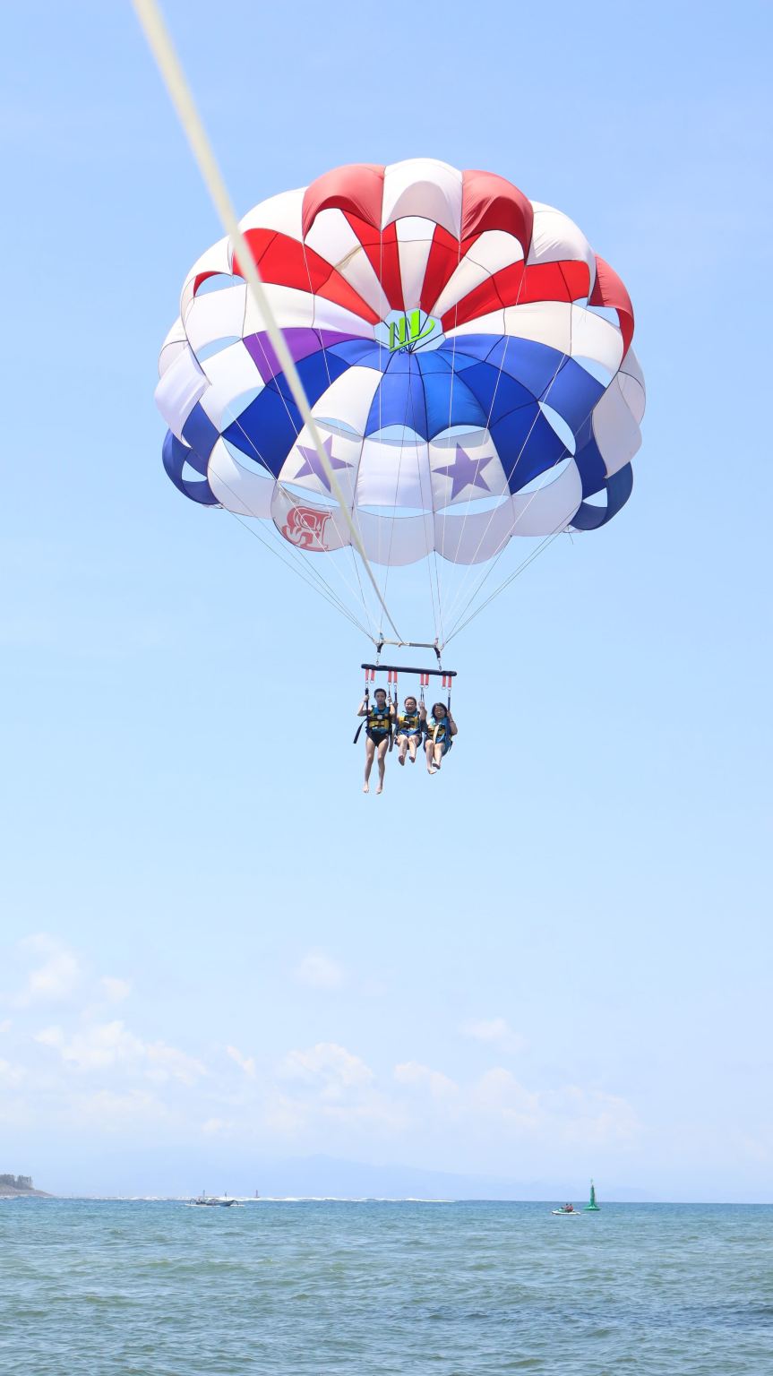 ผจญภัยพาราเซลลิ่งและเจ็ตสกีพร้อมผู้ฝึกสอนที่นูซาดูอา