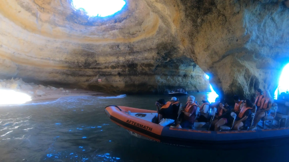 Desde Lagos, experiencia inmersiva en un crucero turístico por las cuevas de Benagil y Carvoeiro en Portugal, con opción de guía en tres idiomas.