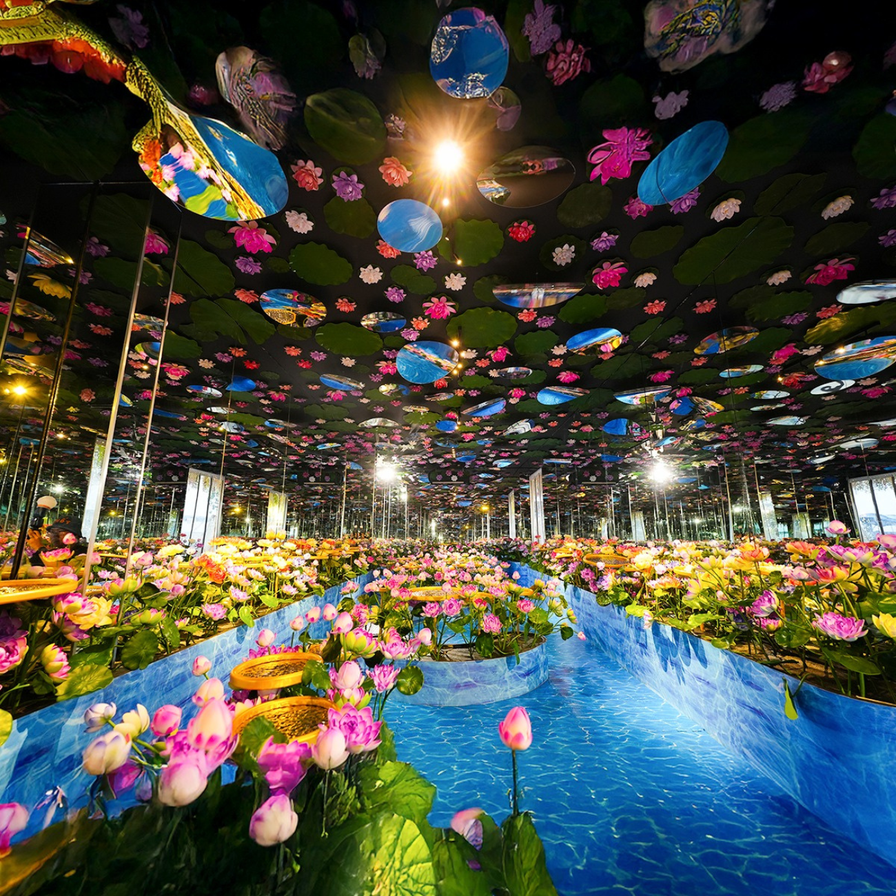 Ho Chi Minh: Tour al Teddy Café Instagrammabile e all'Arte di Monet