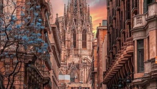 西班牙巴塞隆納市區網紅景點打卡-高迪三件套-可包車-精選