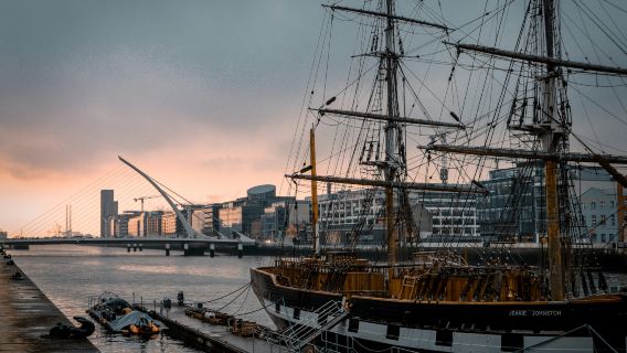 Reservar después de consultar/Servicio de transporte puerta a puerta para la Exposición de Cerveza Guinness en Dublín, Irlanda, el Trinity College, el Phoenix Park, el aeropuerto, viajes turísticos con conductor/chófer y servicio de vehículo privado.