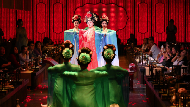 ชิงเต่าหลานฉีเยี่ยนฟู่ · งานเลี้ยงสไตล์ราชสำนักจีน (การแสดงร้องเพลงและเต้นรำสุดอลังการ + งานเลี้ยงสไตล์ราชสำนักโบราณ + เลือกประสบการณ์สวมชุดและแต่งหน้าสไตล์โบราณได้)