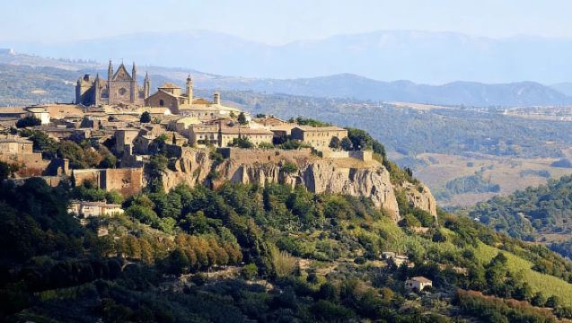 Lawatan sehari dari Rom · Bandar purba di tebing Orvieto + Tasik gunung berapi Bolsena