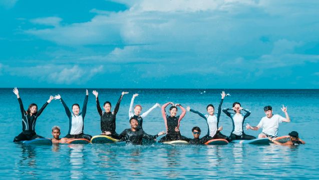 En dags tur til surfundervisning ved stranden i Kata, Phuket, Thailand inklusive fotos