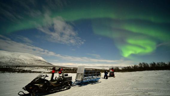 Abisko: Polarlichterjagd mit Schneemobilen