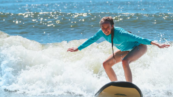 Surfupplevelse vid Noosa Head på Sunshine Coast i Australien