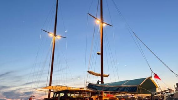 Cesme: Small Group Boat Tour with Open Buffet Lunch