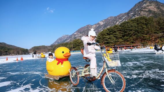 Pocheon Winter Day Tour: Strawberry Picking, Sanjeong Lake & Herb Island (From Seoul, Seasonal Limited)