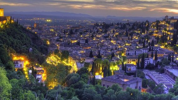 Alhambra: Geführte Nachtbesichtigung + Citypass-Stadtticket