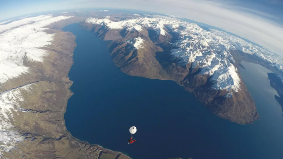 прыжок с парашютом в Ванаке с небольшого самолёта на Южном острове, Новая Зеландия. Тандемный прыжок с парашютом с парашютом с инструктором. Обязательное место для посещения в Новой Зеландии.
