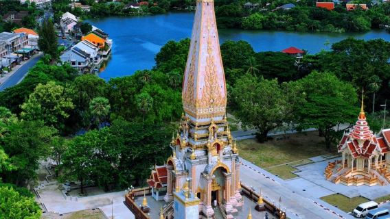 중국어/영어 운전기사 및 가이드와 함께하는 8시간 전세 차량| 돌피나리움 + 푸켓 올드 스트리트 + 찰롱 사원 + 프롬텝 반도