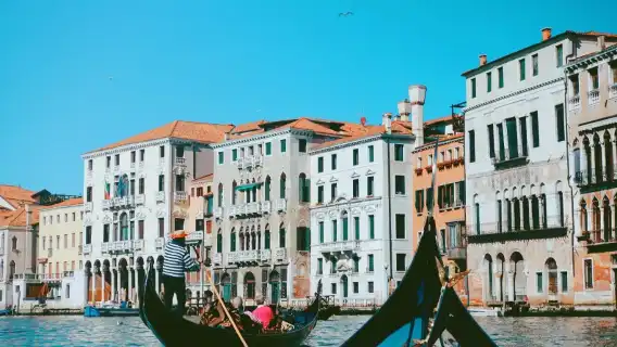 Romantic Gondola Ride on the Grand Canal in Venice, Italy [Multilingual Audio Guide in English/Chinese/Japanese and More]