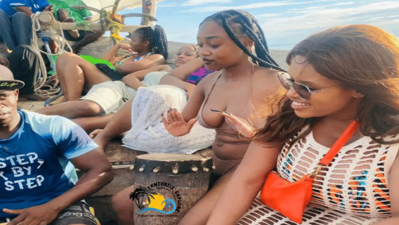 Zanzibar: crociera al tramonto in dhow con danze tradizionali