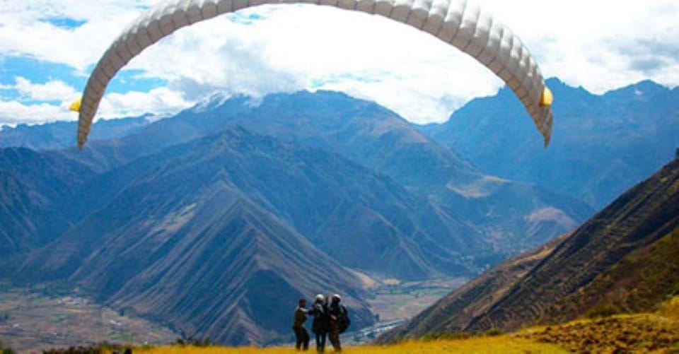 From Cusco: the freedom of paragliding in the sky
