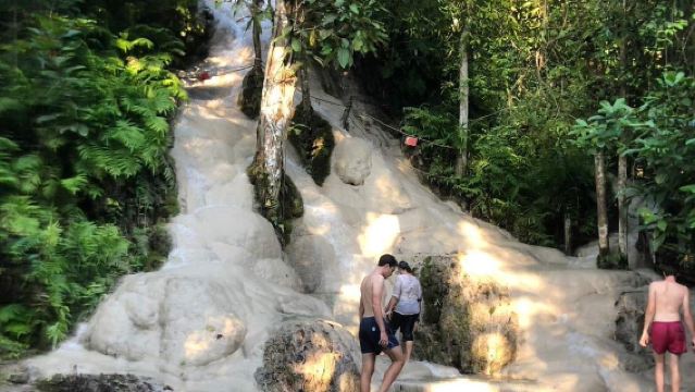 Chiang Mai Elephant Camp + Shooting Experience + Namtok Bua Tong-Nam Phu Chet Si National Park 1-day Tour (Private Charter Service with Chinese-speaking Driver)