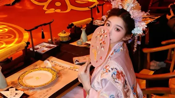 Chongqing | Bankett der Qing-Yu-Feier - Immersives Erlebnis eines jahrtausendealten aristokratischen Hofbanketts - Hanfu-Darbietungen + Gaumenfreuden