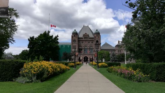 Toronto Zoo + Chinatown + CF Toronto Eaton Centre + Distillery District Day Tour