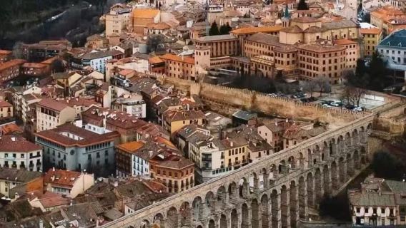 塞哥維亞城堡+輸水道+阿維拉古城牆+四柱台觀景台包車一日遊