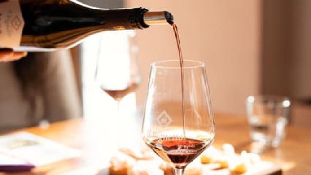 Lake Garda: Winery Tour & Wine Tasting with Local Delicacies