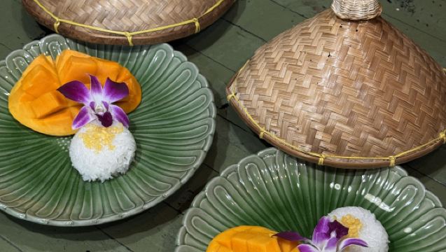 バンコク シーロムタイクッキングスクール｜3時間でタイ料理の達人に【市場での食材選び+実践レッスン+5品のタイ料理+修了証書授与、午前/午後の部から選択可能】