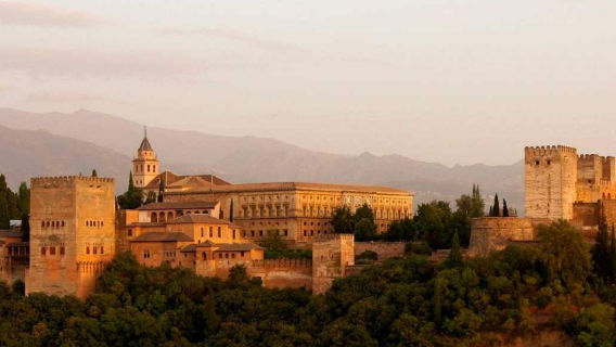 Jednodniowa wycieczka z przewodnikiem do Pałacu Alhambra z Sewilli / Zwiedzanie Alhambry