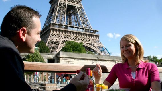 Le Bistro Parisien à la Tour Eiffel de Paris, France (repas raffiné à la française + croisière sur la Seine + immersion dans la romance parisienne)