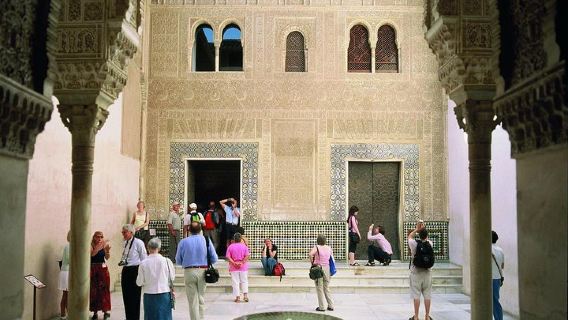 Alhambra Complete: Ticket Skip-the-Line Nasrid Palace and Generalife with Guide