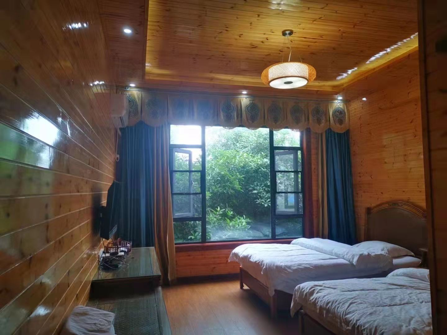 武漢梁子湖葫蘆島房車露營地·過夜露營【叢林木屋別墅/贈送燒烤/獨立衛浴/親子首選】