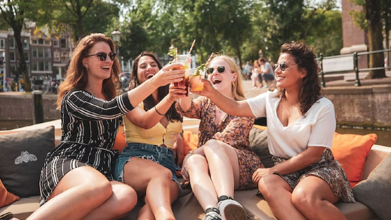 Crociera sui Canali di Amsterdam con bar a bordo: partenza dalla Stazione Centrale [include bar a bordo/commento della guida dal vivo/immersione nella storia e cultura olandese]