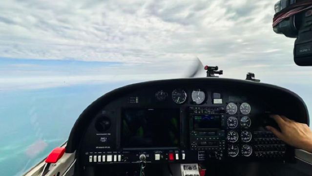 山東省青島市での固定翼航空機の飛行体験【アクションカメラによる動画撮影+機長によるジョイスティックマンツーマン指導+フライトユニフォーム付き】