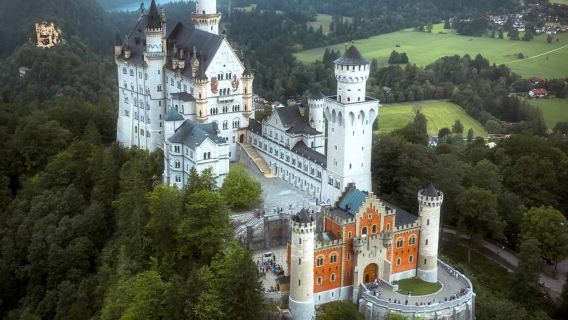 德國新天鵝堡+上阿瑪高彩繪小鎮一日遊+飯店接駁+中文包車小團