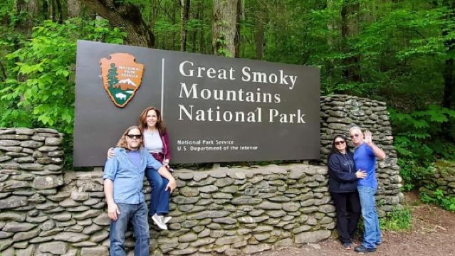 Wears Valley: Peaceful Smokies & 1882 Historic Schoolhouse