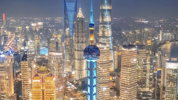 Tour nocturno en inglés en Shanghái: Bund + crucero por el río Huangpu o Shanghai Tower + Bund, todo incluido
